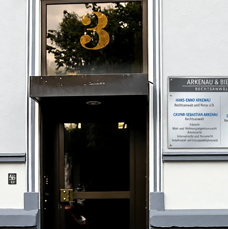 Eingang zur Kanzlei in der Kaakstraße 3 in Wilhelmshaven mit goldener Hausnummer