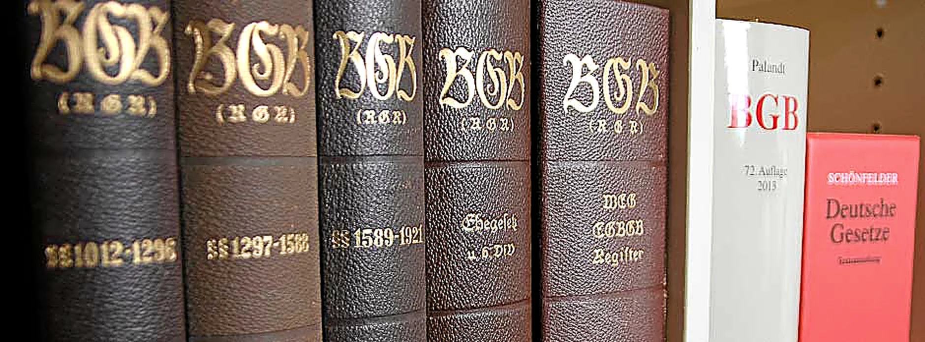 Historische Gesetzessammlungen und juristische Fachbücher im Regal